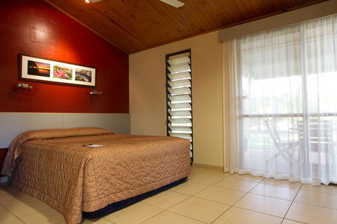 Kakadu Crocodile Hotel - Lightning Ridge Tourism 2