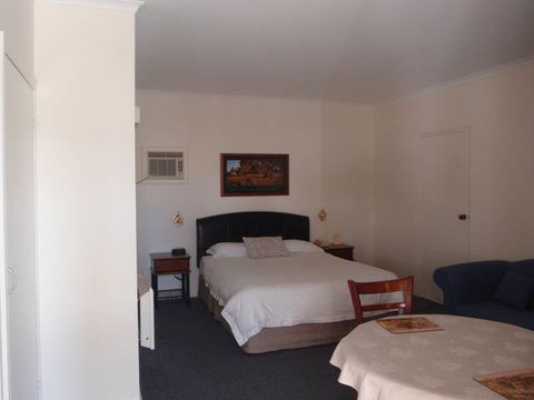 Kinross Inn - Lightning Ridge Tourism 0
