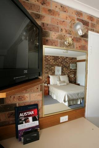 Kinross Inn - Lightning Ridge Tourism 1