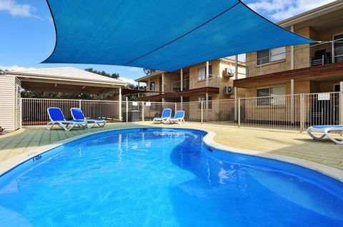 Lakeside Holiday Apartments - Lightning Ridge Tourism 0
