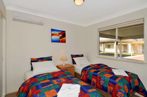 Lakeside Holiday Apartments - Lightning Ridge Tourism 3