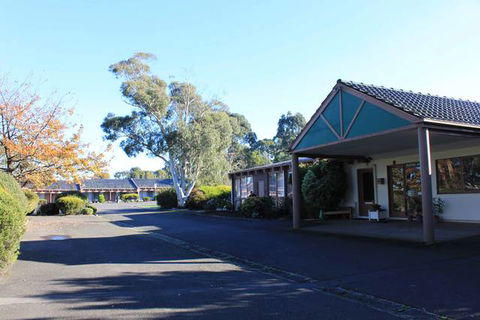 Melaleuca Lodge - Lightning Ridge Tourism 1