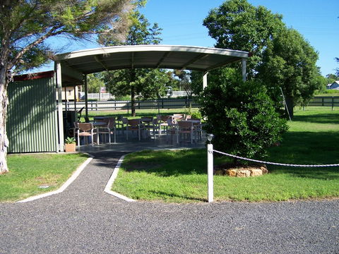 Mitchell Motel - Lightning Ridge Tourism 4