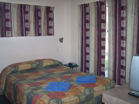 Mitchell Motel - Lightning Ridge Tourism 8