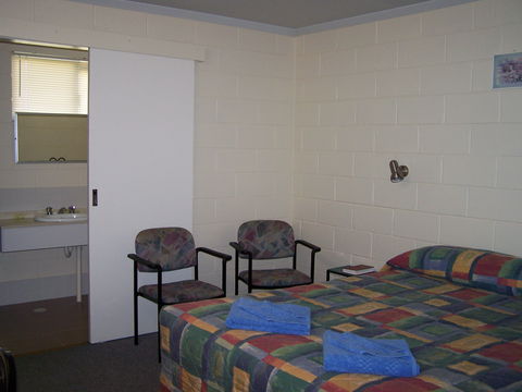Mitchell Motel - Lightning Ridge Tourism 9