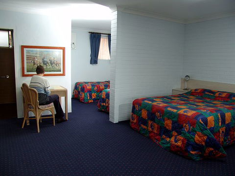 NOAH'S Mid City Motor Inn - Lightning Ridge Tourism 3