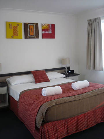 Oakey Motor Inn - Lightning Ridge Tourism 1