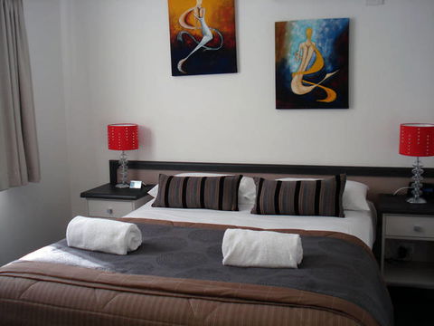 Oakey Motor Inn - Lightning Ridge Tourism 0