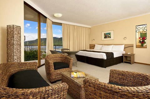 Pacific Hotel Cairns - Lightning Ridge Tourism 0