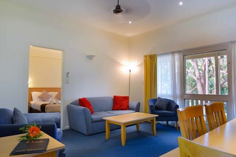 Pacific Palms Resort - Lightning Ridge Tourism 4