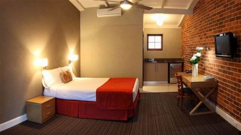 Rose & Crown Lodge - Lightning Ridge Tourism 1