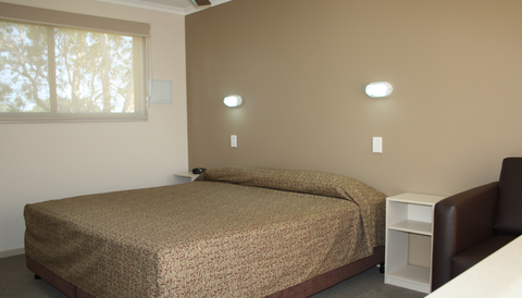 The Bowlo Holiday Cabins - Lightning Ridge Tourism 2