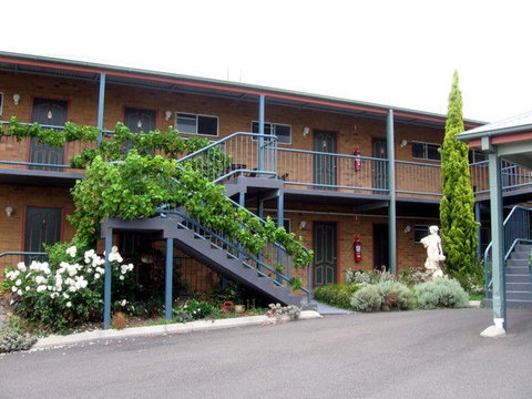 The Vines Motel & Cottages - Lightning Ridge Tourism 1