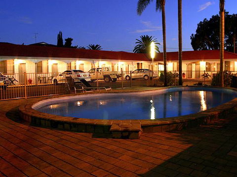 Tuncurry Beach Motel - Lightning Ridge Tourism 0