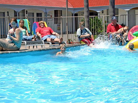 Tuncurry Beach Motel - Lightning Ridge Tourism 1