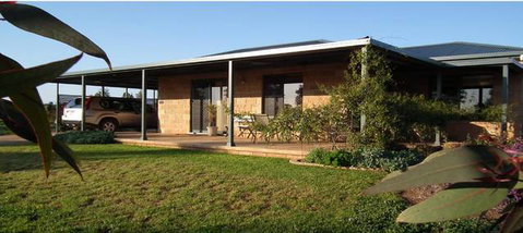 Welcome Cottage Executive Serviced Accommodation - Lightning Ridge Tourism 0