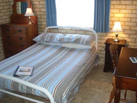 Baywatch Manor Augusta YHA - Lightning Ridge Tourism 2