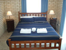 Baywatch Manor Augusta YHA - Lightning Ridge Tourism 3