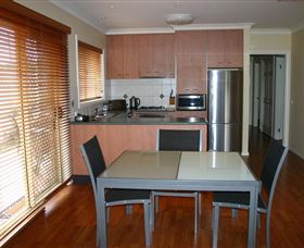 Villa On Nathan - Lightning Ridge Tourism 1