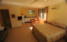 Ned's Bed Horse And Dog-Otel - Clybucca - Lightning Ridge Tourism 0