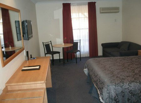 Bushmans Motor Inn - Lightning Ridge Tourism 2