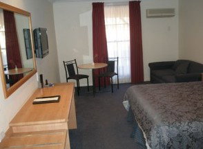 Bushmans Motor Inn - Lightning Ridge Tourism 4