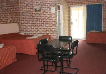 Gloucester Country Lodge - Lightning Ridge Tourism 1