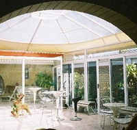Capri Lodge - Lightning Ridge Tourism