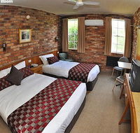 Log Cabin - Lightning Ridge Tourism