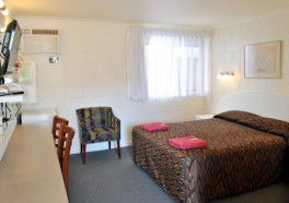 A & A Lodge Motel - Lightning Ridge Tourism 1