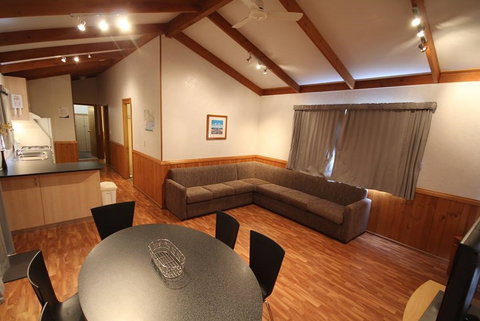 Metungholidayvillas - Lightning Ridge Tourism 0