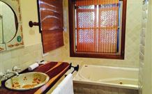 Bamboo Cottage - Lightning Ridge Tourism 1