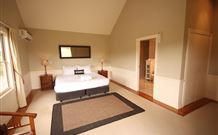 Yarralaw Springs Wines Vine Loft Bed And Breakfast - Lightning Ridge Tourism 1