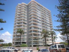 Pacific Regis Holiday Apartments - Lightning Ridge Tourism 0