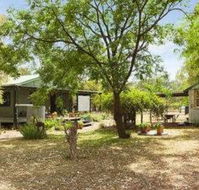 Red Tractor Retreat - Lightning Ridge Tourism