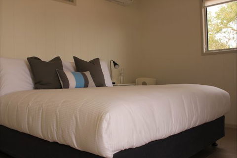 Cooper's Country Lodge - Lightning Ridge Tourism 0