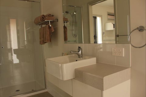 Cooper's Country Lodge - Lightning Ridge Tourism 2