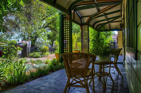 Rushton Cottage Bed And Breakfast - Lightning Ridge Tourism 1