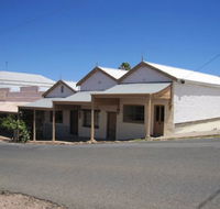 Carmines Antiques and Accommodation - Lightning Ridge Tourism