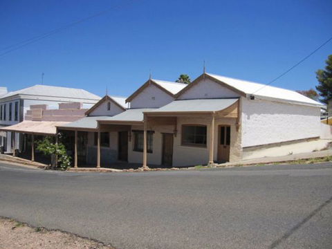 Carmines Antiques And Accommodation - Lightning Ridge Tourism 0