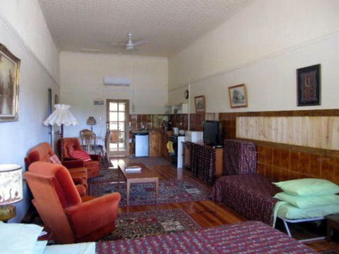 Carmines Antiques And Accommodation - Lightning Ridge Tourism 1
