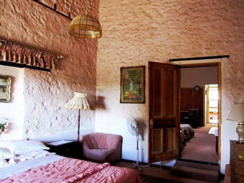 Carmines Antiques And Accommodation - Lightning Ridge Tourism 2