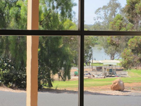 Carmines Antiques And Accommodation - Lightning Ridge Tourism 3