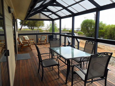 Hurtles - Lightning Ridge Tourism 0