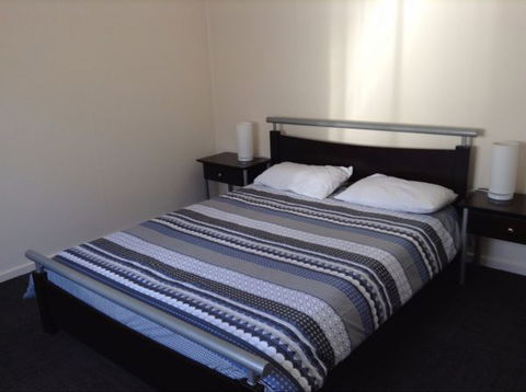 Hurtles - Lightning Ridge Tourism 2