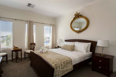 Lakeside Retreat - Lightning Ridge Tourism 0