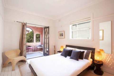 Bondi Beach Breeze - Lightning Ridge Tourism 0