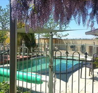 Must Love Dogs BB and Self-Contained Cottage - Lightning Ridge Tourism