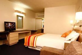 Swan Hill Resort - Lightning Ridge Tourism 0