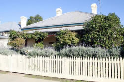 Florennes Heritage Cottage - Lightning Ridge Tourism 0